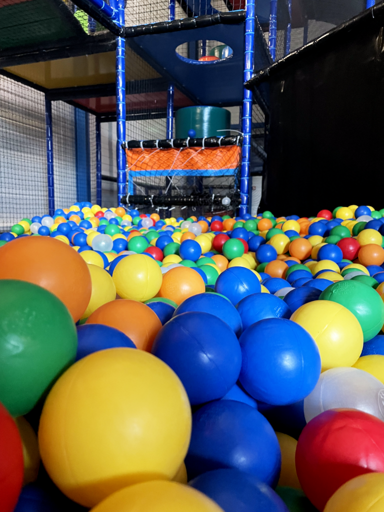 piscine à boules à lannion pour enfants